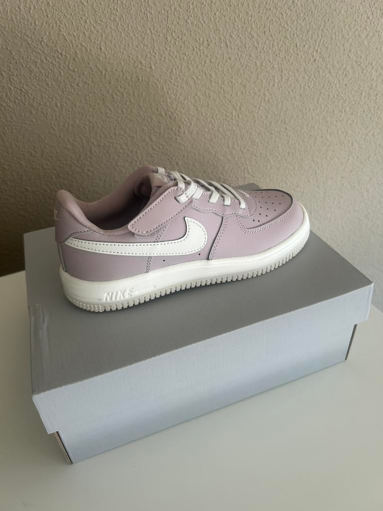 Nieuw nooit gedragen Nike maat 34, Ophalen, Zo goed als nieuw, Jongen of Meisje, Sportschoenen