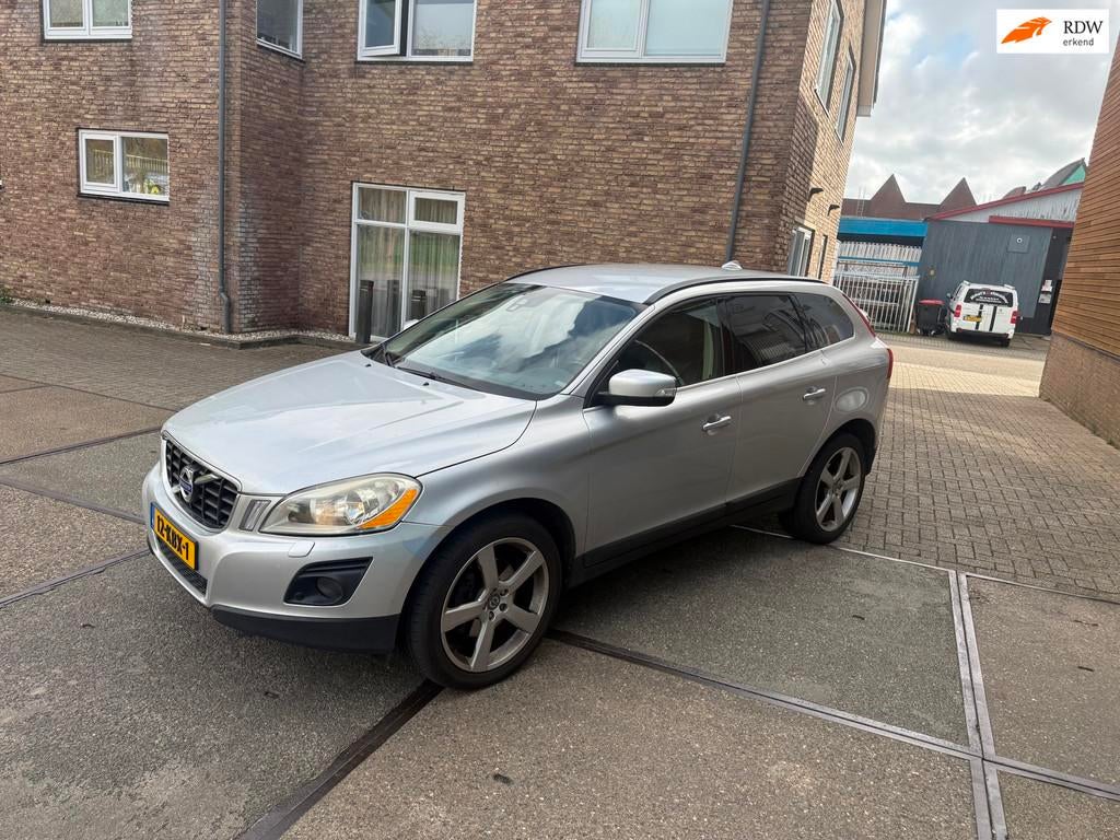 Volvo XC60 2.4D Momentum ((( automaat ))), Bedrijf, Zilver of Grijs, 750 kg, 5 cilinders