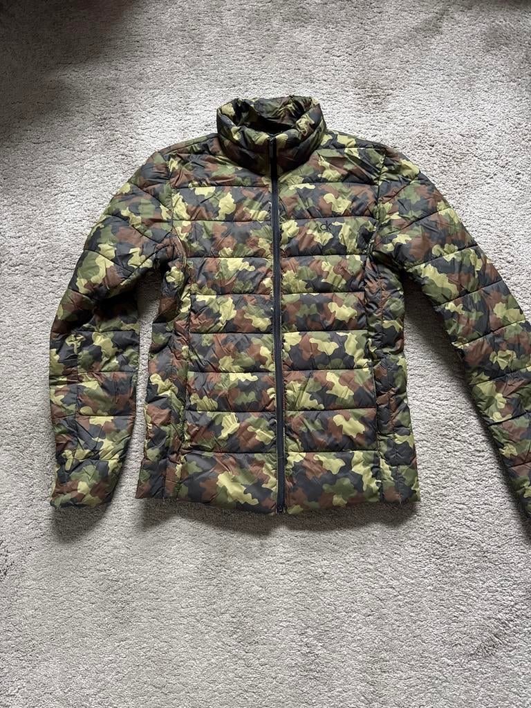 Calvin Klein Jeans camouflage winterjas maat S, Kleding | Heren, Jassen | Winter, Ophalen of Verzenden, Gedragen, Maat 46 (S) of kleiner