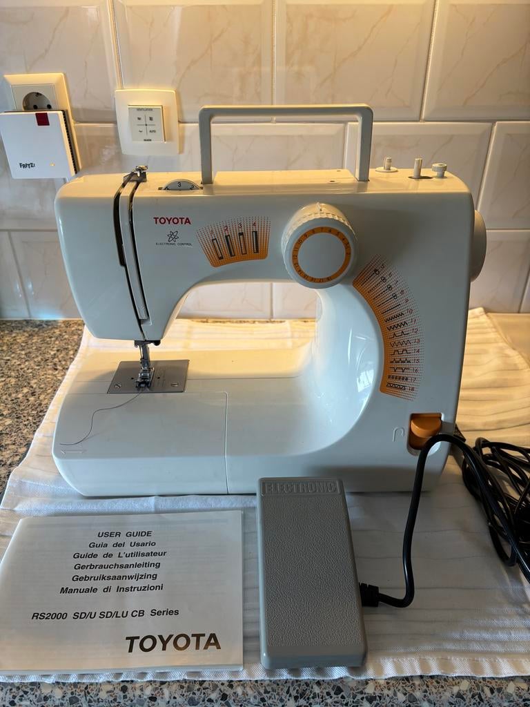 Toyota RS 2000 naaimachine, Ophalen of Verzenden, Gebruikt, Naaimachine, Overige merken