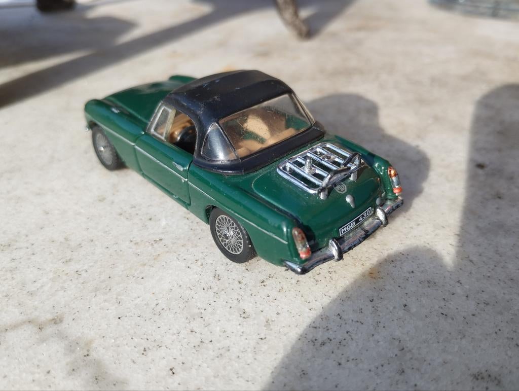 MGB 1:43 schaalmodel met chromen bumpers, Ophalen of Verzenden, Gebruikt, Auto, Overige merken