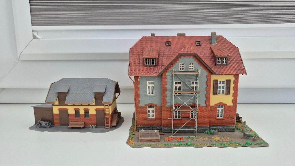 Kibri H0 9315 - spoorwoning in de steigers met bijgebouw, Overige merken, Gelijkstroom of Wisselstroom, Brug, Tunnel of Gebouw