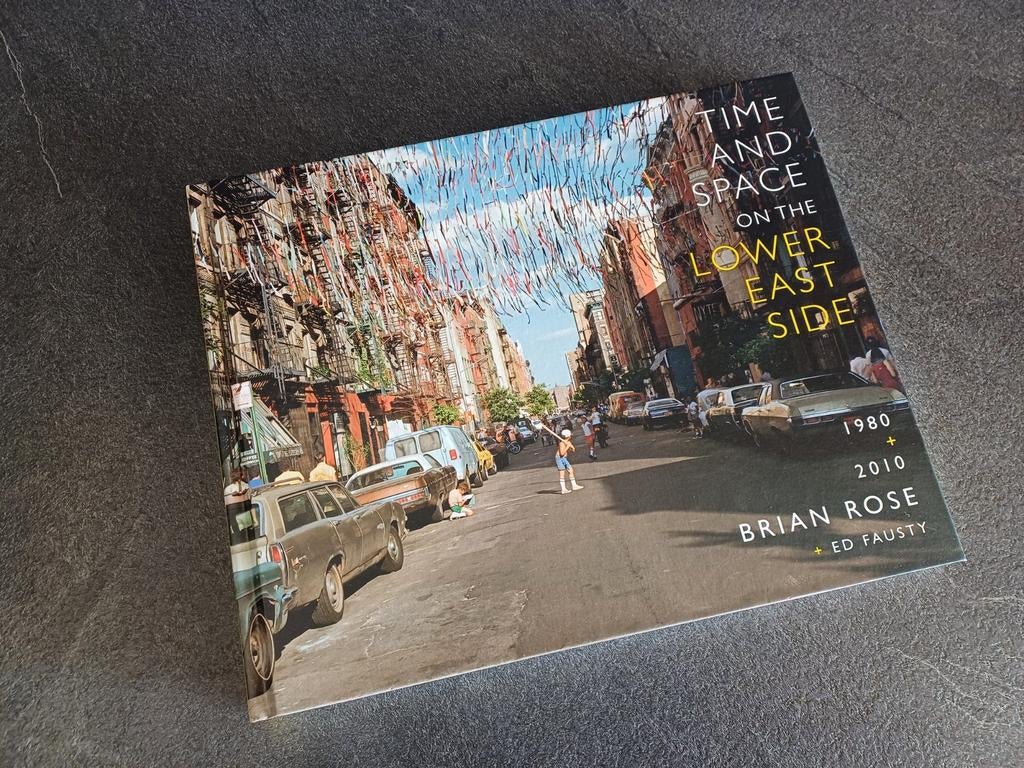 Gesigneerd Brian Rose  Time and Space on The Lower East Side, Ophalen, Zo goed als nieuw, Overige onderwerpen, Brian Rose