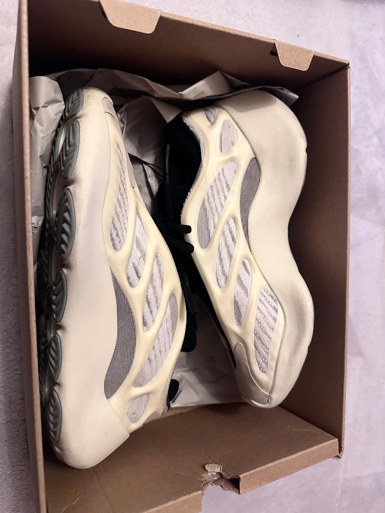 Yeezy 700 v3 Azael, Beige, Nieuw, Ophalen of Verzenden, Sneakers of Gympen