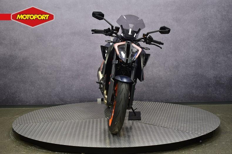 KTM 1290 SUPER DUKE R (bj 2024), Motoren, KTM Sportmotorcycle GMBH, Bedrijf, Stallhofnerstrasse 3
5230  Mattighofen, AT, Wessel.Peters@ktm.com