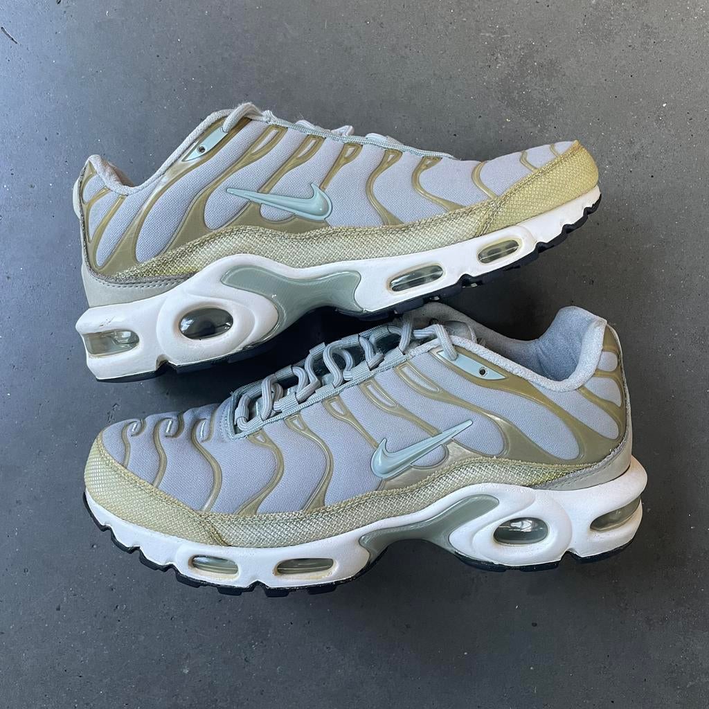Nike Tn Tuned Air Max Plus Premium Green groen grijs 38.5, Kleding | Dames, Ophalen of Verzenden, Zo goed als nieuw, Grijs, Sneakers of Gympen