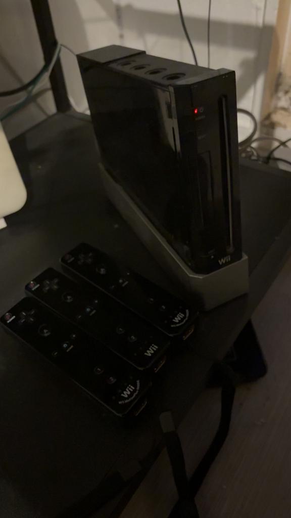 Wii te koop + 3 x afstandbediening, Ophalen, Gebruikt, Sport, 3 spelers of meer