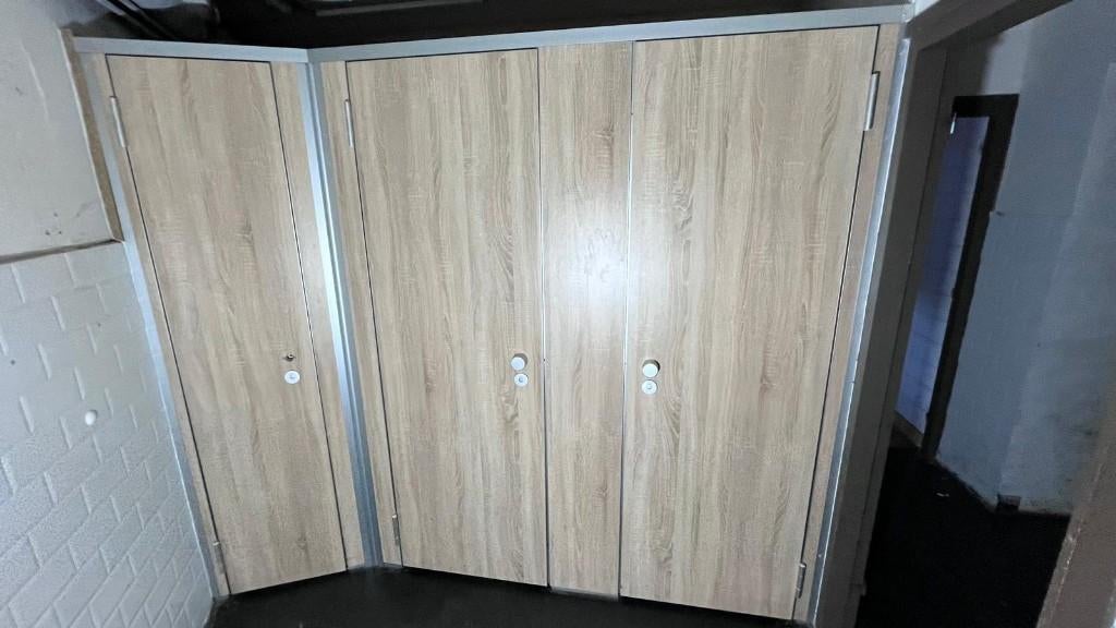 Moderne toiletcabine hoekopstelling 3 deuren, Ophalen, Gebruikt, Toilet