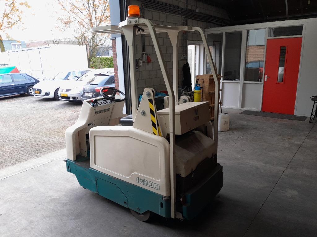 Tennant 6200 veegmachine. 349 UUR, ZO GOED ALS NIEUW., Ophalen of Verzenden, Zo goed als nieuw, Tennant