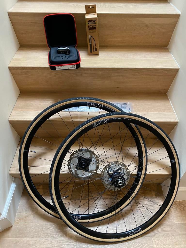 HUNT Dynamo Disc Wheelset plus AppCon 3000 USB-omvormer, Ophalen of Verzenden, Zo goed als nieuw