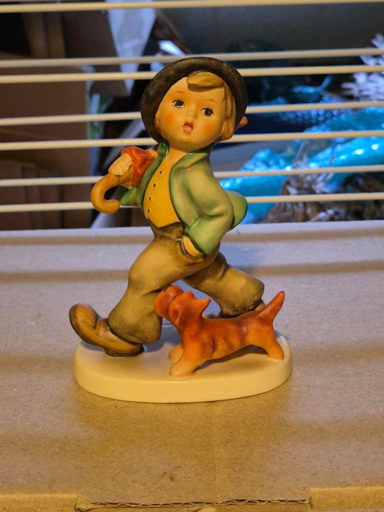 Hummel beeldje - Wandelaar met hond, Ophalen of Verzenden