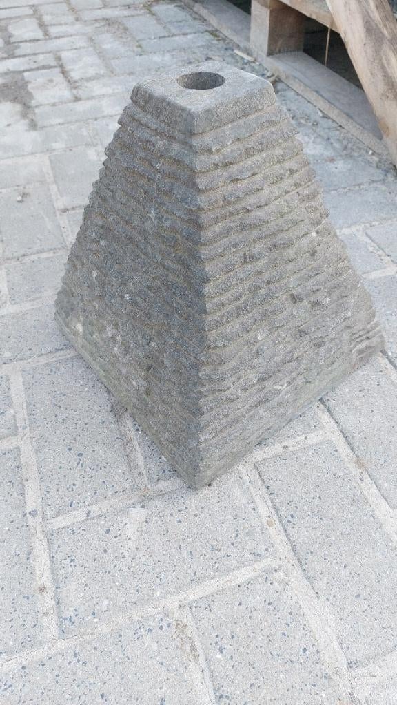 Waterornament / vijverelement pyramide vorm, Ophalen, Gebruikt, Hardsteen, Waterornament