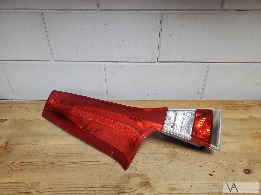 Volvo V70 / XC70 van 2013 tot 2017 achterlicht links op klep, Ophalen of Verzenden, Gebruikt, Volvo