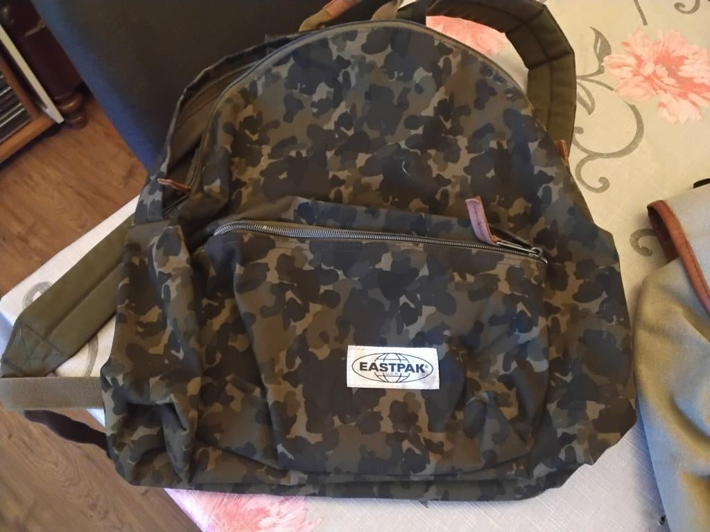 Eastpak rugtas legerprint met vak voor laptop binnenin., Ophalen of Verzenden, Zo goed als nieuw, 30 cm of meer