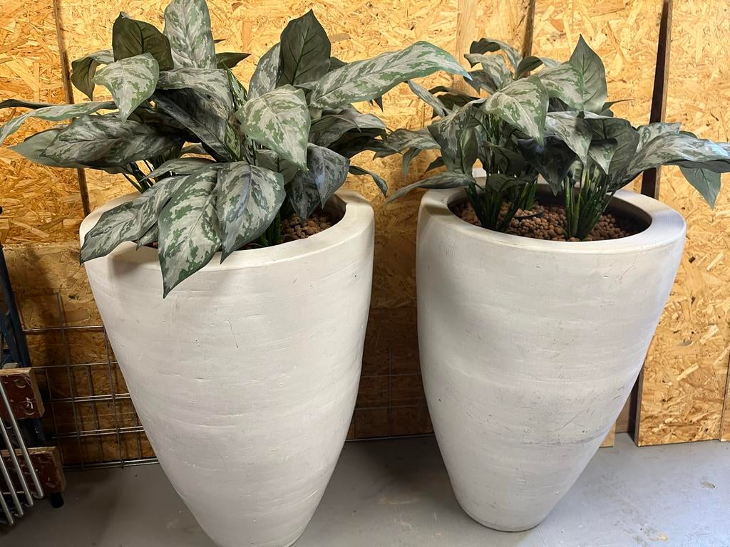 Moderne witte aardewerken vazen - set van 2, Tuin en Terras, Bloempotten, Zo goed als nieuw, Aardewerk, Binnen, 70 cm of meer