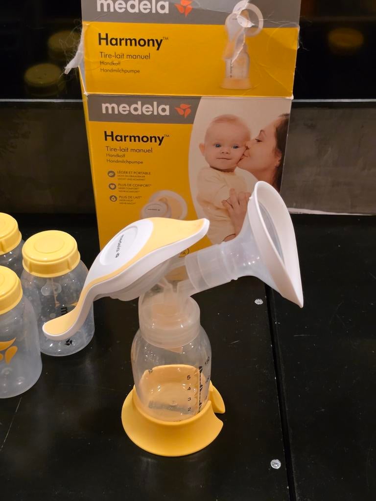 Medela borst hand kolf + 3 extra flessen, Ophalen of Verzenden, Zo goed als nieuw, Borstkolf