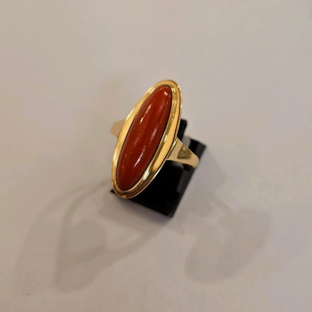 Vintage 14 karaats gouden ring bezet met Bloedkoraal, Ophalen of Verzenden, Zo goed als nieuw, 17 tot 18, Met edelsteen