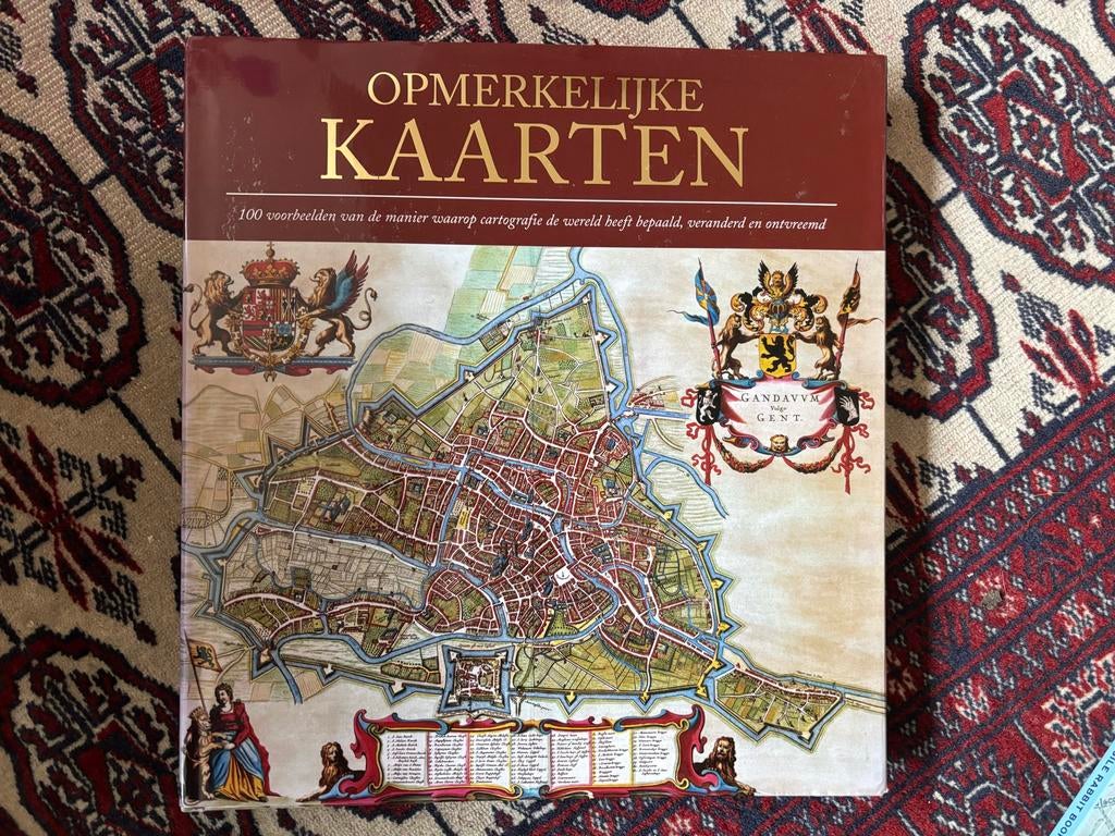 Opmerkelijke Kaarten Atlas, Boeken, Atlassen en Landkaarten, Overige atlassen, 2000 tot heden, Ophalen of Verzenden, Zo goed als nieuw