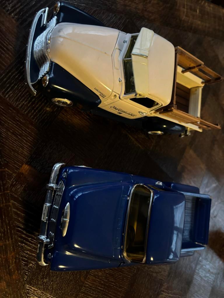 Set van 2 Modelauto's 1:24 - Vintage Pick-up Trucks, Ophalen, Zo goed als nieuw, Auto, Overige merken