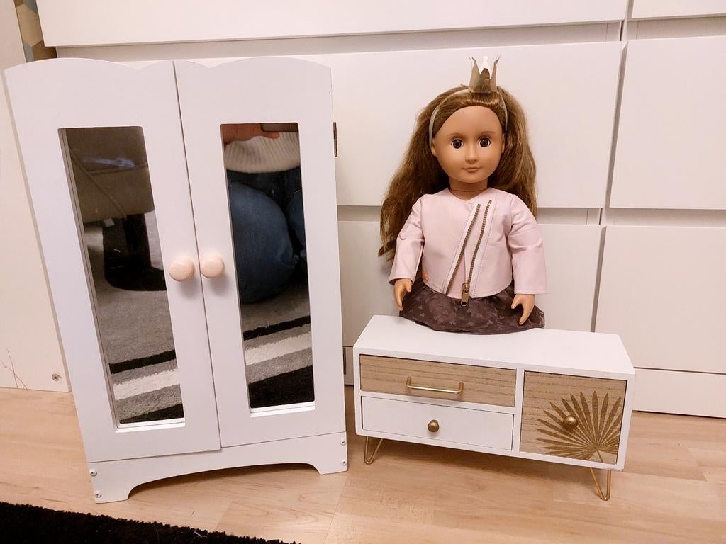 Our Generation pop met meubeltjes en kleding, Ophalen of Verzenden, Zo goed als nieuw