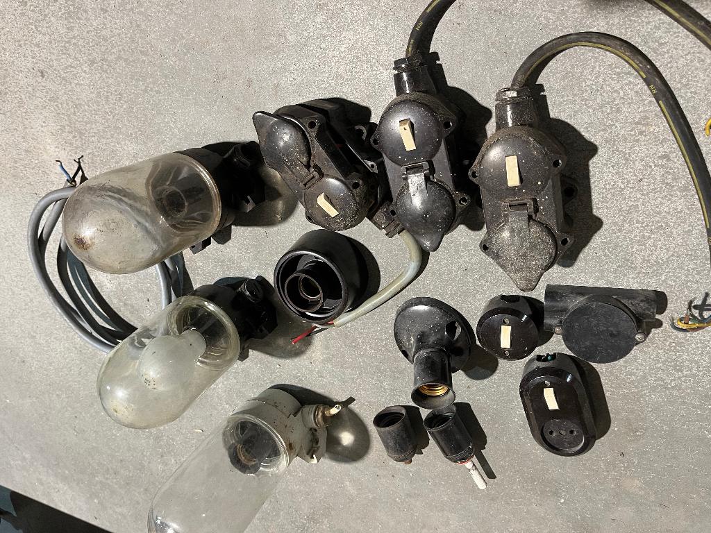 Oude schakelaars/stopcontacten en lampen, Ophalen