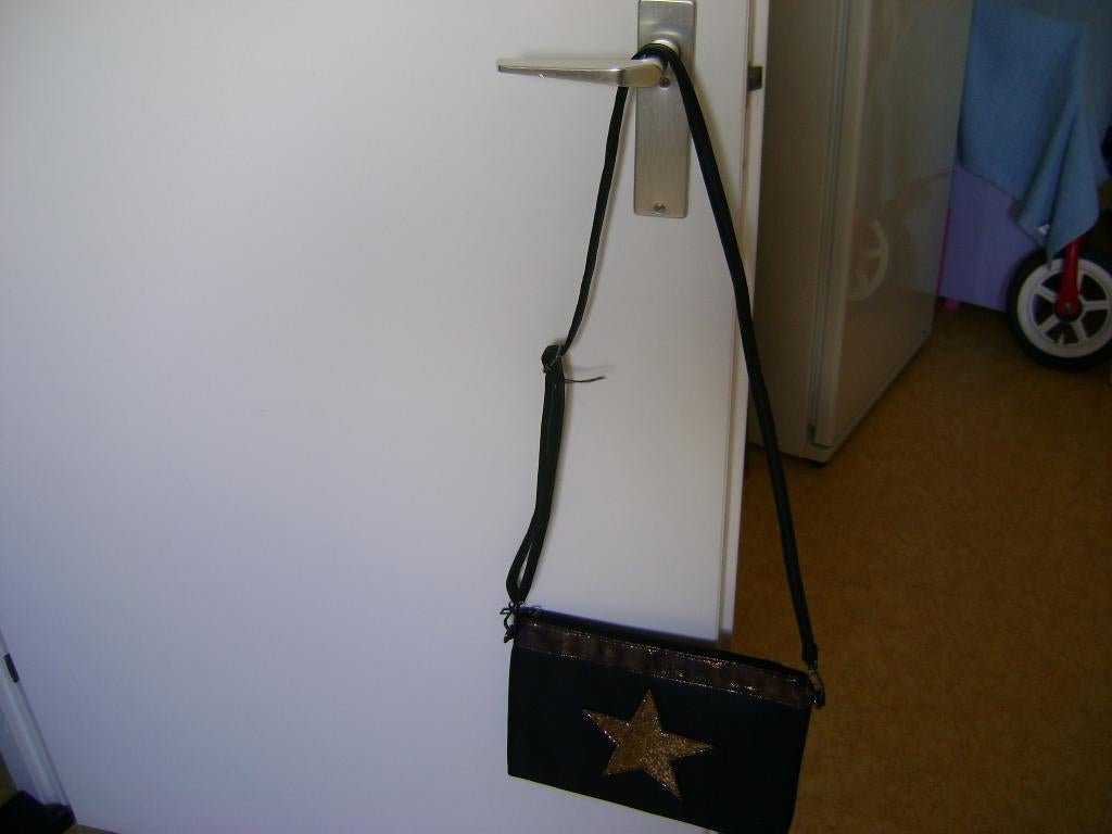 zwarte schoudertas met ster 29brx10hoog achter vak met rits, Ophalen of Verzenden, Zo goed als nieuw, Zwart