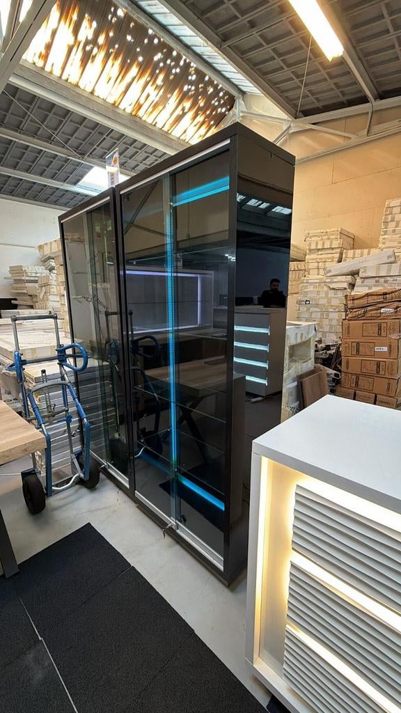 2 STUKS VITRINE KASTEN TE KOOP, Huis en Inrichting, Kasten | Vitrinekasten, Ophalen, 50 tot 100 cm, Glas, Minder dan 100 cm