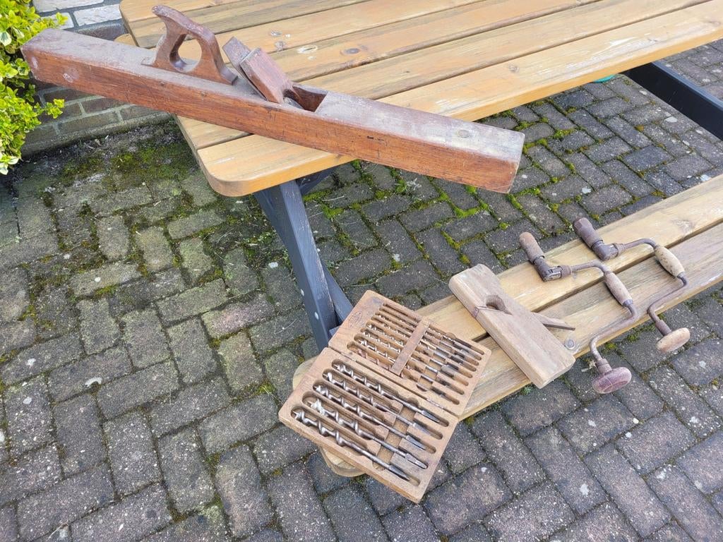 Oud gereedschap voor decoratie, Ophalen