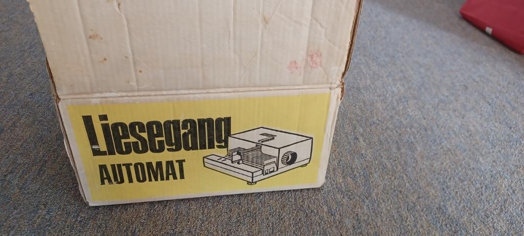 Diaprojector Liesegang Automat met tafel en scherm, Ophalen