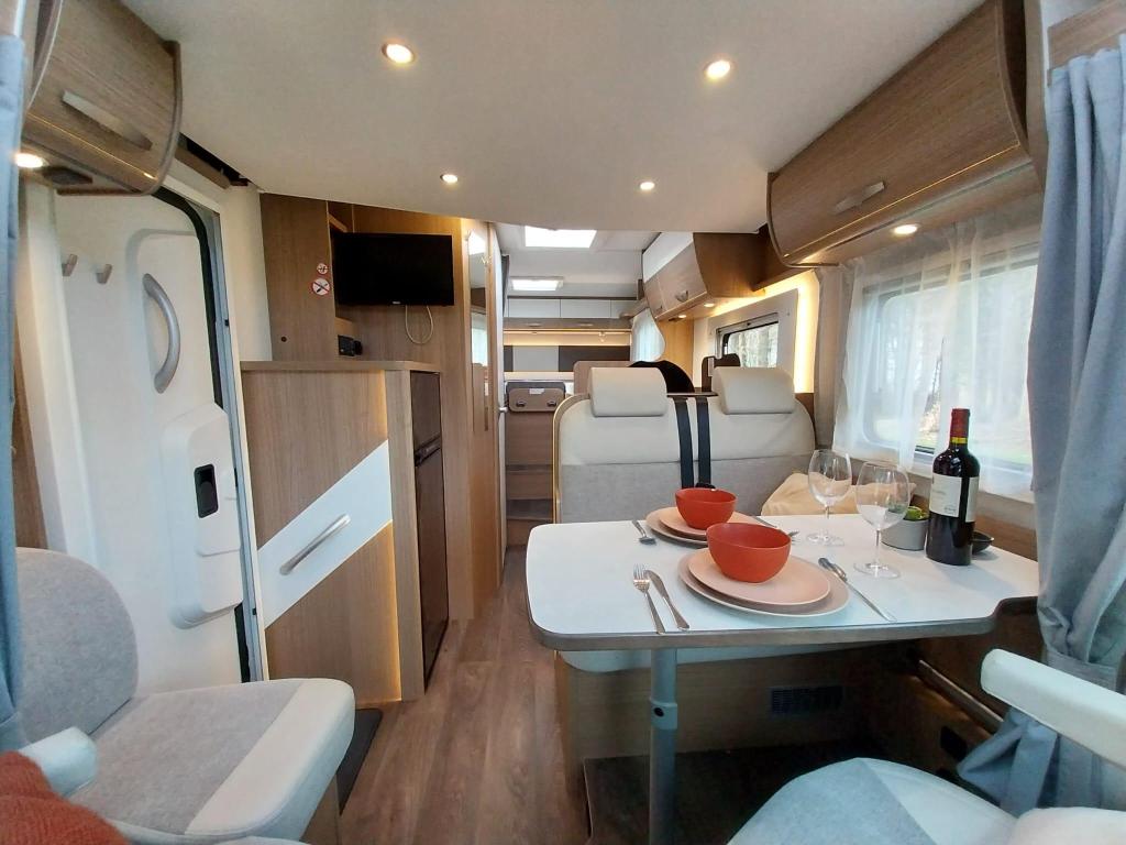 Prachtige Carado T338 met een groot zonnepaneel !!!, Koelkast, Ringverwarming, Treinzit, Bedrijf