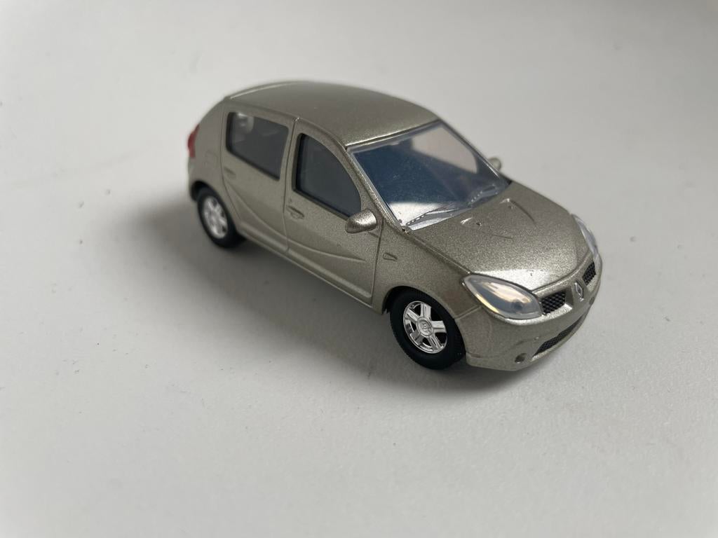 model Renault Dacia Sandero hatchback 5-d, beige, circa 1/50, Hobby en Vrije tijd, Modelauto's | 1:50, Ophalen of Verzenden, Gebruikt