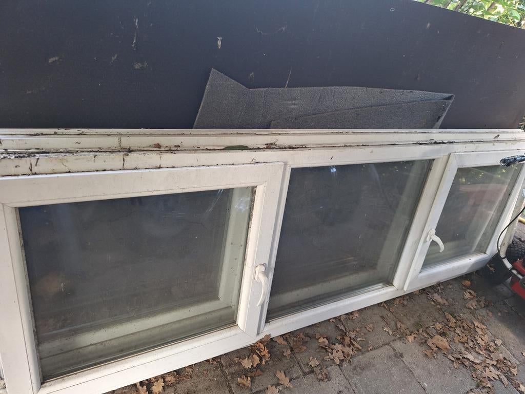 Twee kunststof draai-kiep kozijnen met glas, Doe-het-zelf en Verbouw, Kozijnen en Schuifpuien, Kunststof, Gebruikt, Ophalen of Verzenden