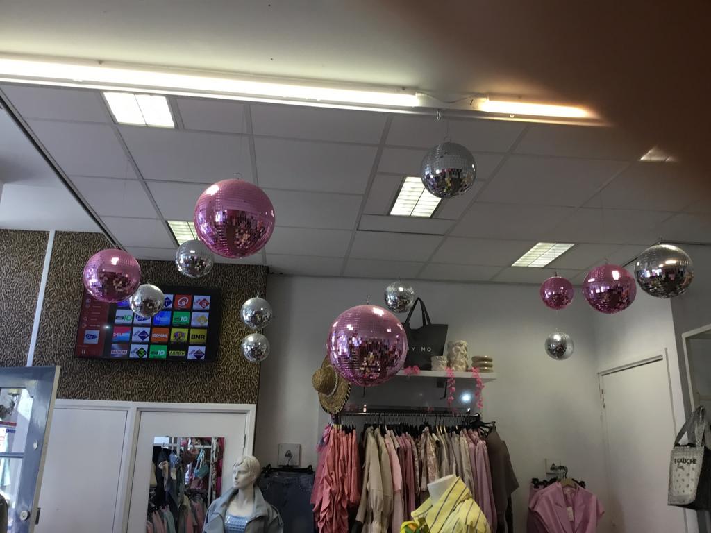 Roze en zilveren discoballen groot en klein ;11stuks, Ophalen of Verzenden, Etalage