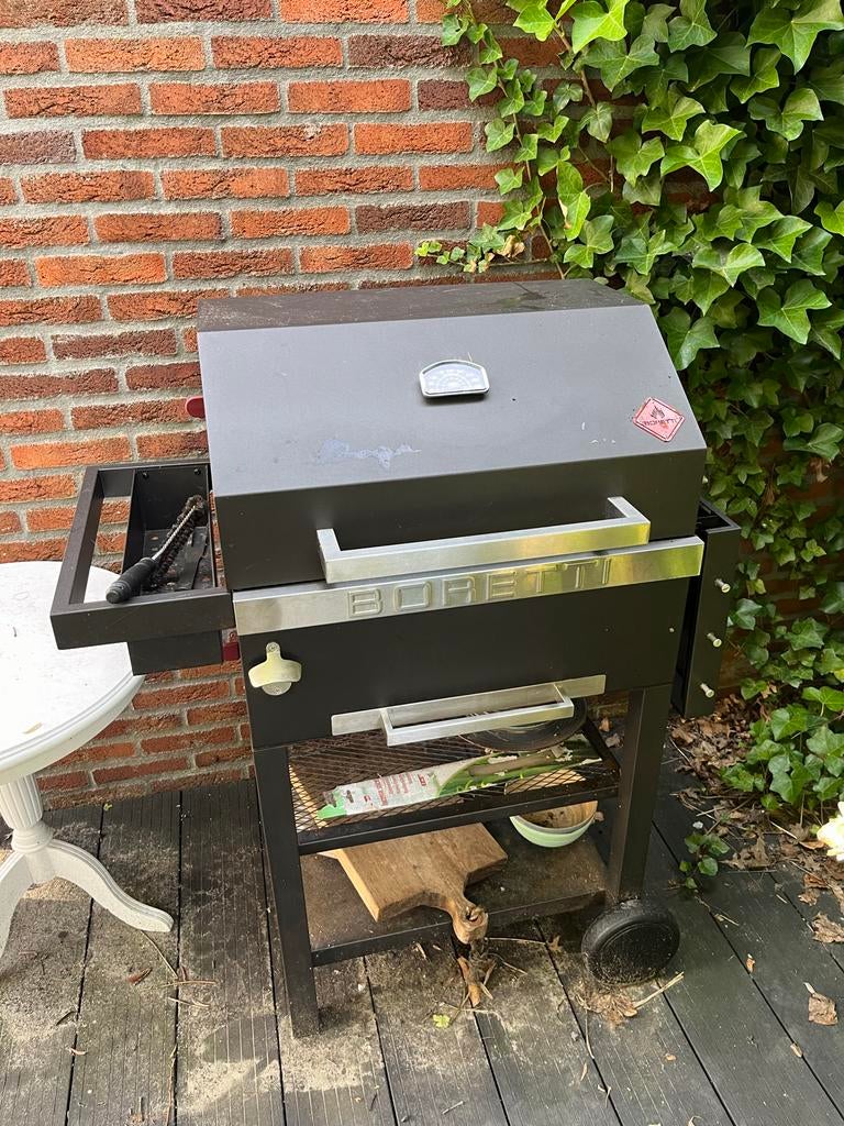 Boretti Vittoria houtskool barbecue(MOET NU WEG), Tuin en Terras, Houtskoolbarbecues, Ophalen, Gebruikt, Met accessoires