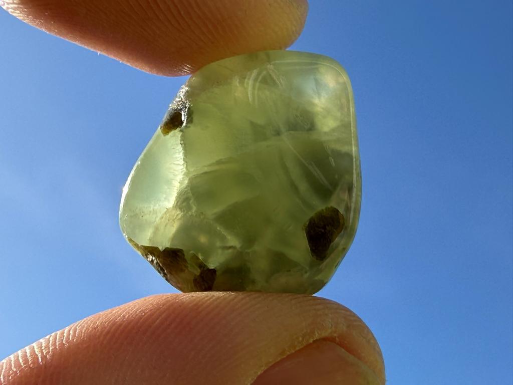 Toermalijn in Prehniet broekzaksteen mineralen, Verzamelen, Ophalen of Verzenden, Mineraal