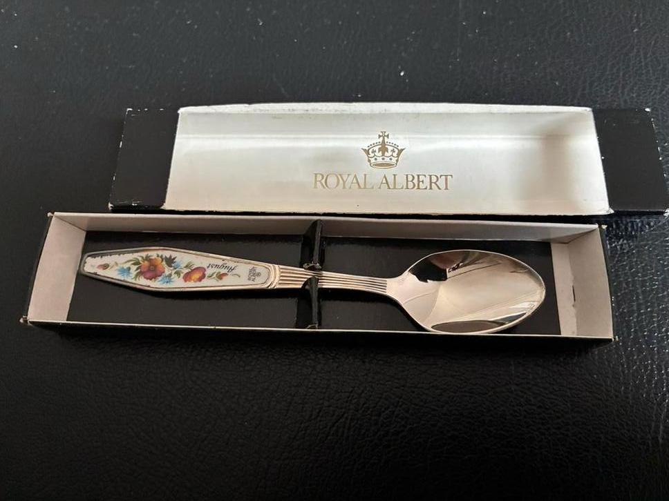 Verzilverd lepeltje Royal Albert  august, Ophalen of Verzenden