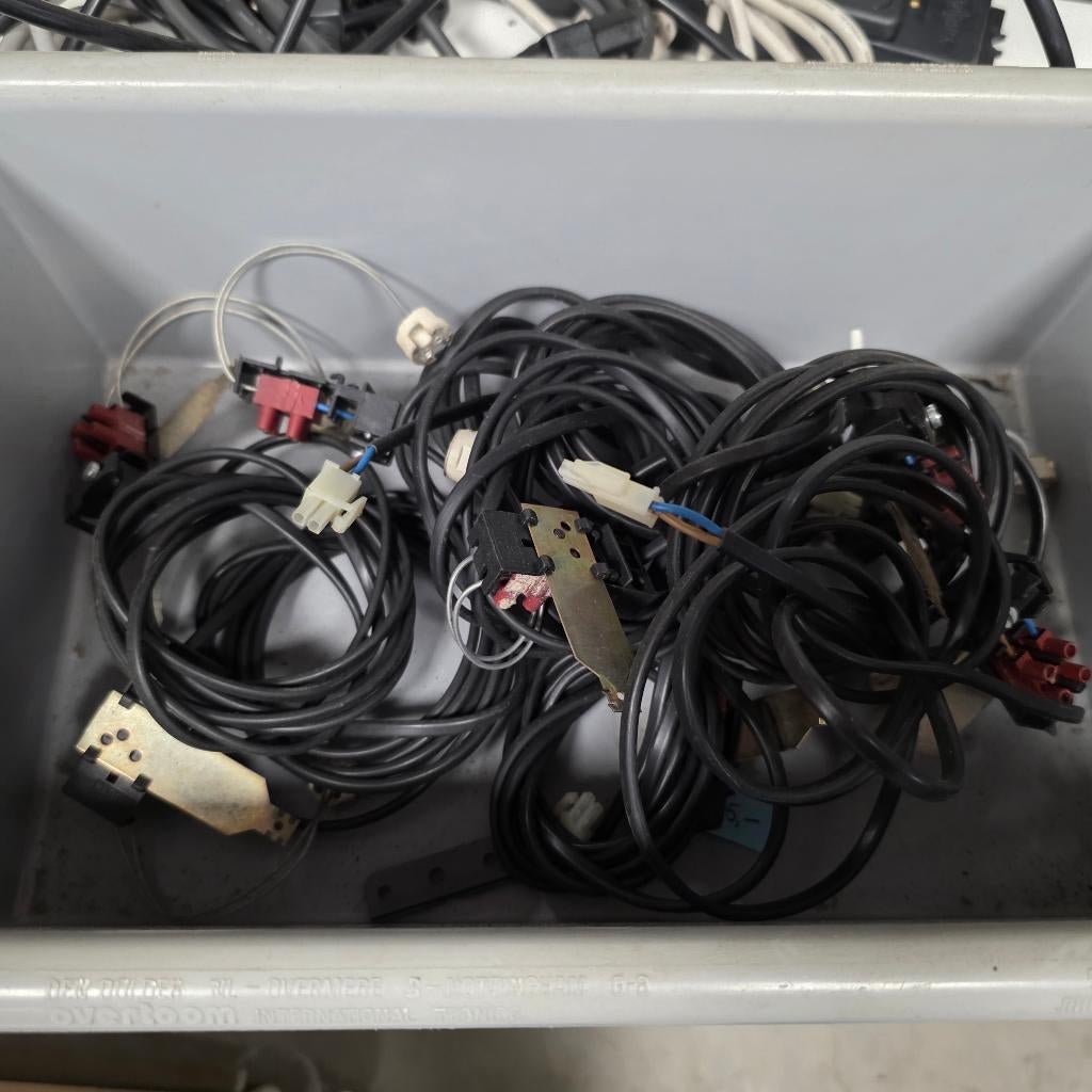 3x trafo 230-12 volt voor verlichting met verdeelsnoeren, Hobby en Vrije tijd, Elektronica-componenten, Ophalen of Verzenden, Gebruikt