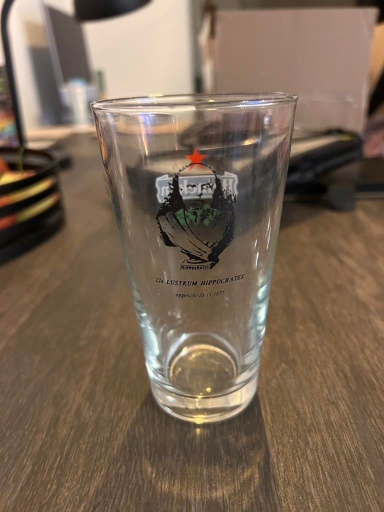 Heineken dubbeldruk glas lustrum Hippocrates, Verzamelen, Ophalen, Zo goed als nieuw, Bierglas