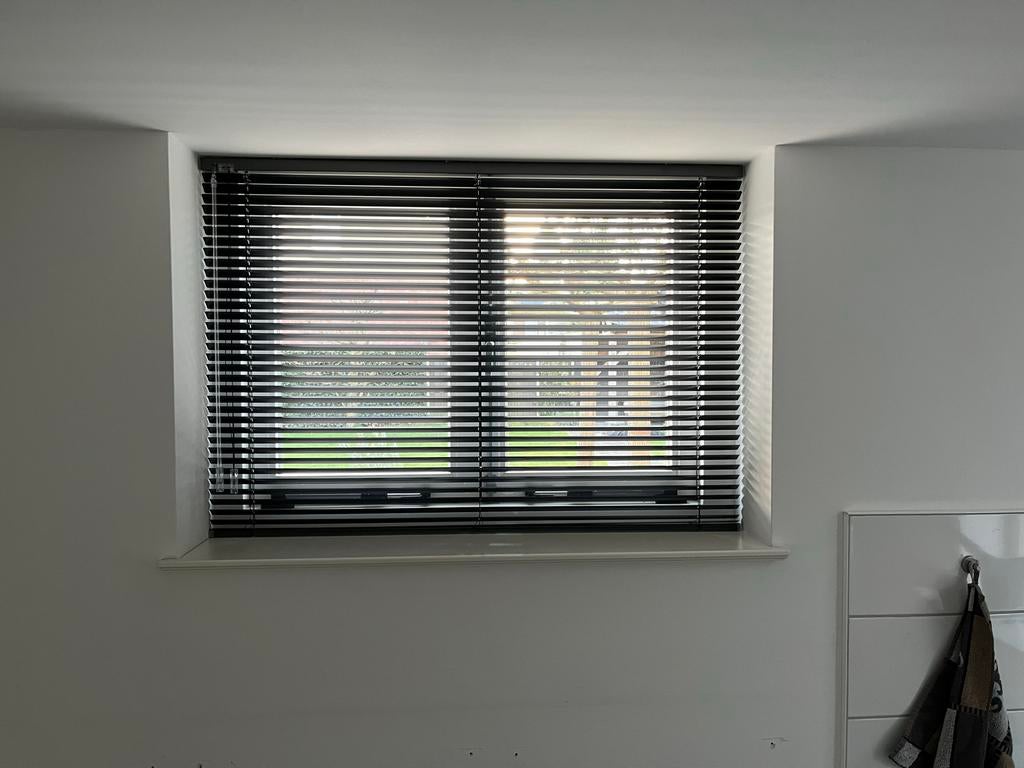 Zwarte jaloezie merk Bece 79x114, Huis en Inrichting, Stoffering | Gordijnen en Lamellen, Ophalen, Gebruikt, 100 tot 150 cm, Zwart