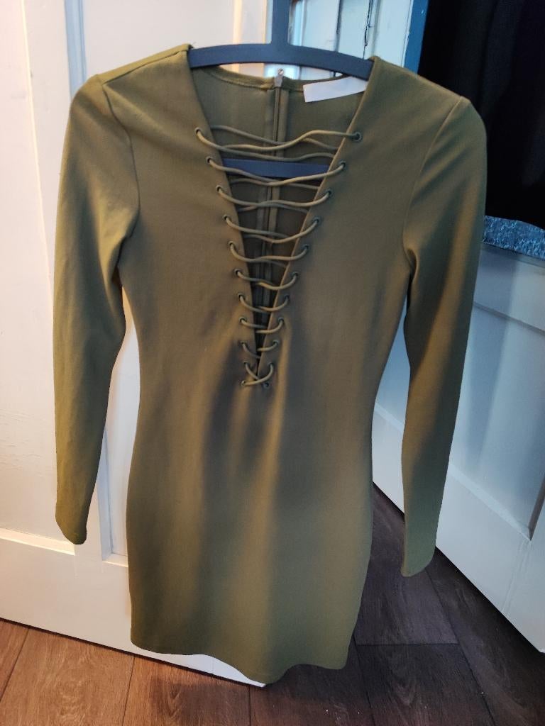 Leger groen jurkje met touwtjes, Kleding | Dames, Lucy Wang, Ophalen of Verzenden, Zo goed als nieuw, Maat 36 (S)