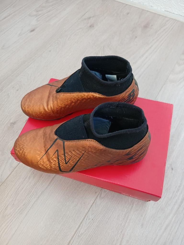 New Balance " Tekela JR " 35 ( voetbal schoenen) ramato, Kinderen en Baby's, Ophalen of Verzenden