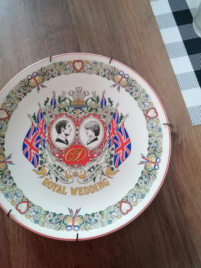 Bord viering huwelijk Charles en diana, Verzamelen, Ophalen of Verzenden, Gebruikt, Buitenland, Servies