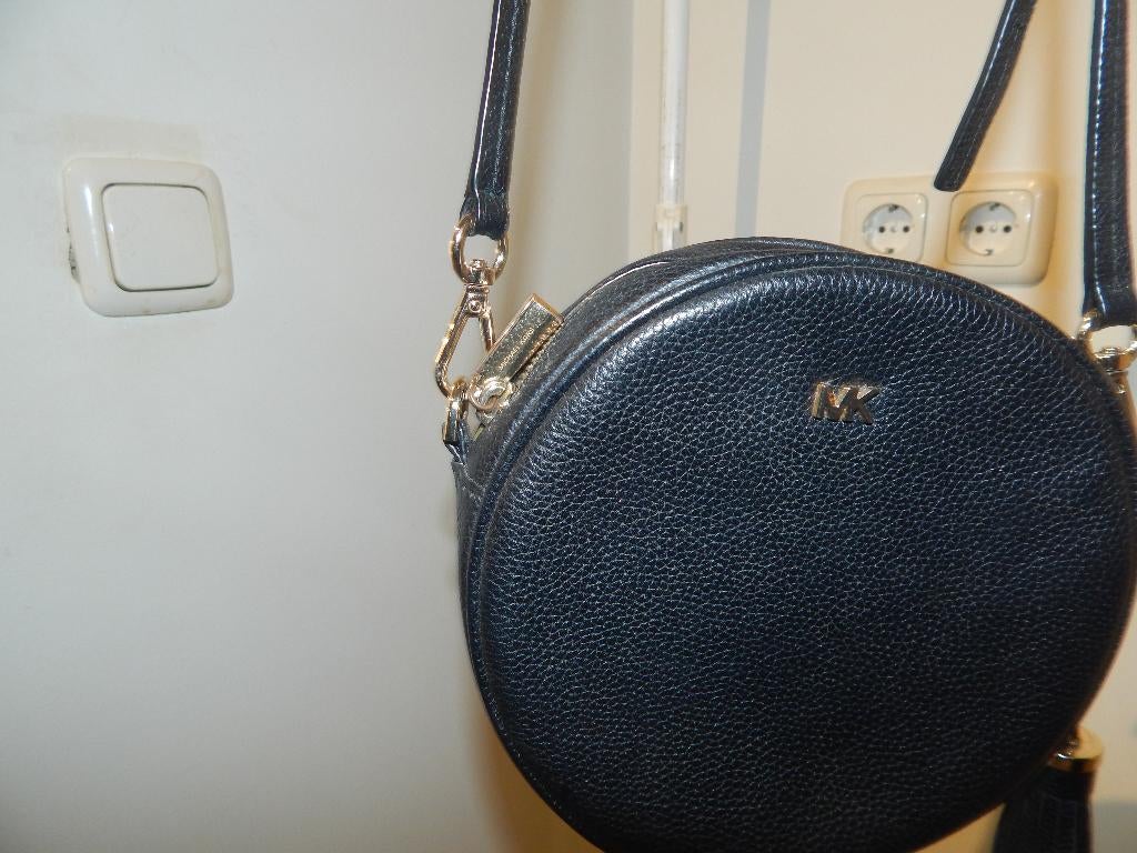 Michael Kors leren schoudertas rond model gouden hardware, Verzenden, Zo goed als nieuw, Zwart, Schoudertasje