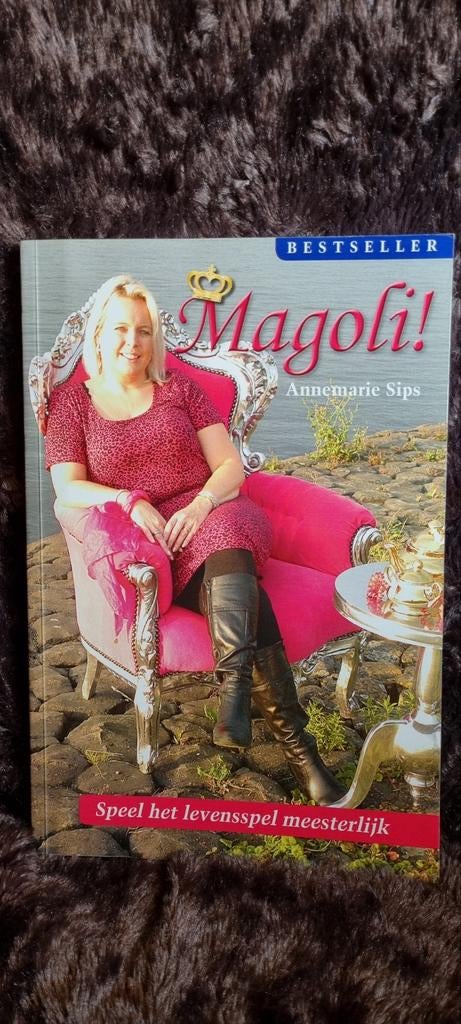 Annemarie Sips - Magoli!, Achtergrond en Informatie, Ophalen of Verzenden, Zo goed als nieuw, Annemarie Sips