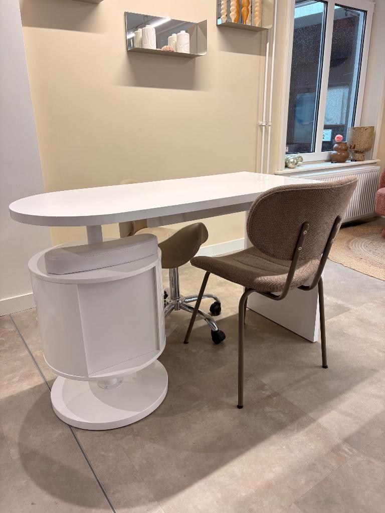 Bureau/ manicure tafel, Ophalen, Zo goed als nieuw, Bureau