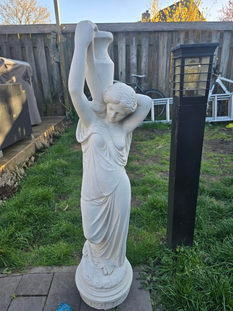 Beeld van vrouw met kruik, 1.04m hoog - Tuinfontein, Ophalen, Gebruikt, Beton, Mensenbeeld