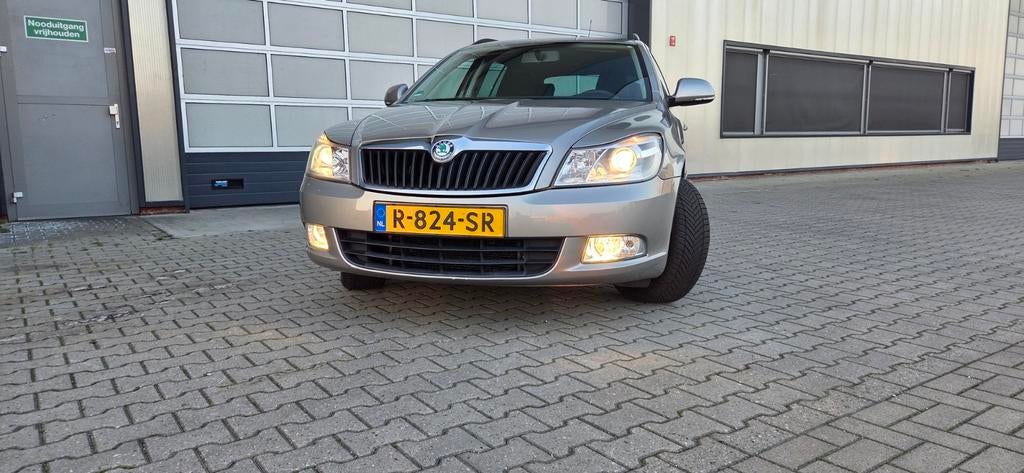 Skoda Octavia 1.2 TSI Combi 2011 Grijs, Auto's, Voorwielaandrijving, Stof, Zwart, 4 cilinders