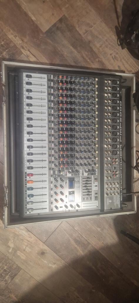 Behringer Powered Mixer in flightcase., Ophalen, Gebruikt, 10 tot 20 kanalen, Microfooningang