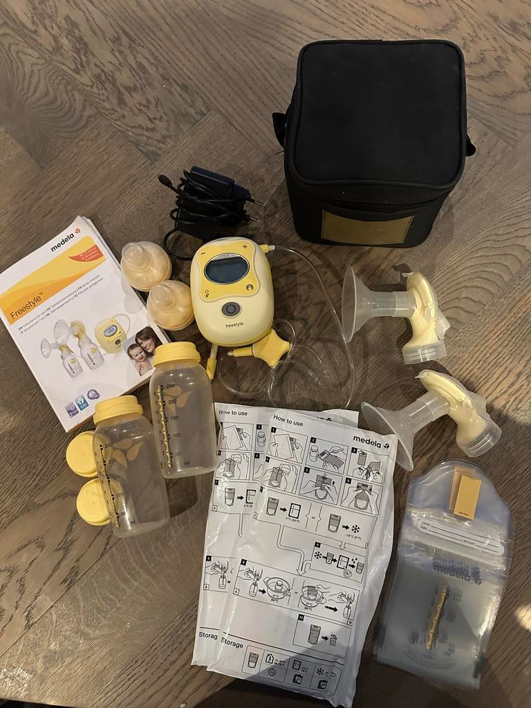 Medela Freestyle borstkolf met accessoires en tas, Kinderen en Baby's, Babyvoeding en Toebehoren, Ophalen of Verzenden, Gebruikt