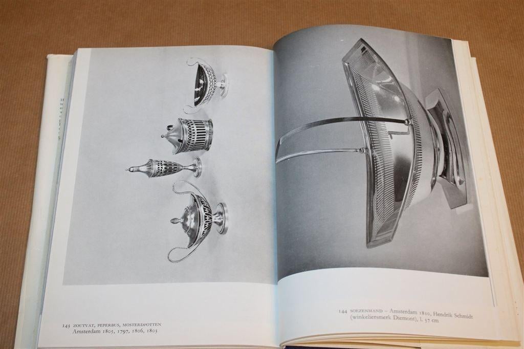 Nederlands Zilver — Geschiedenis & Meestertekens 1965, Ophalen of Verzenden, Zilver